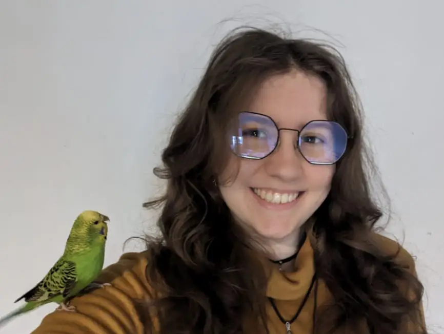 Picture of Hanna with a green budgie